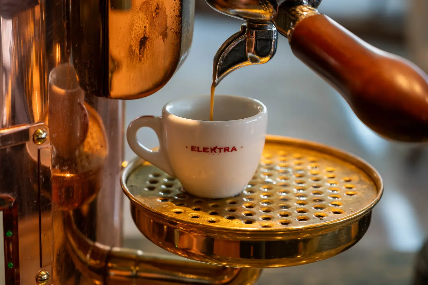 Espresso z pákového kávovaru