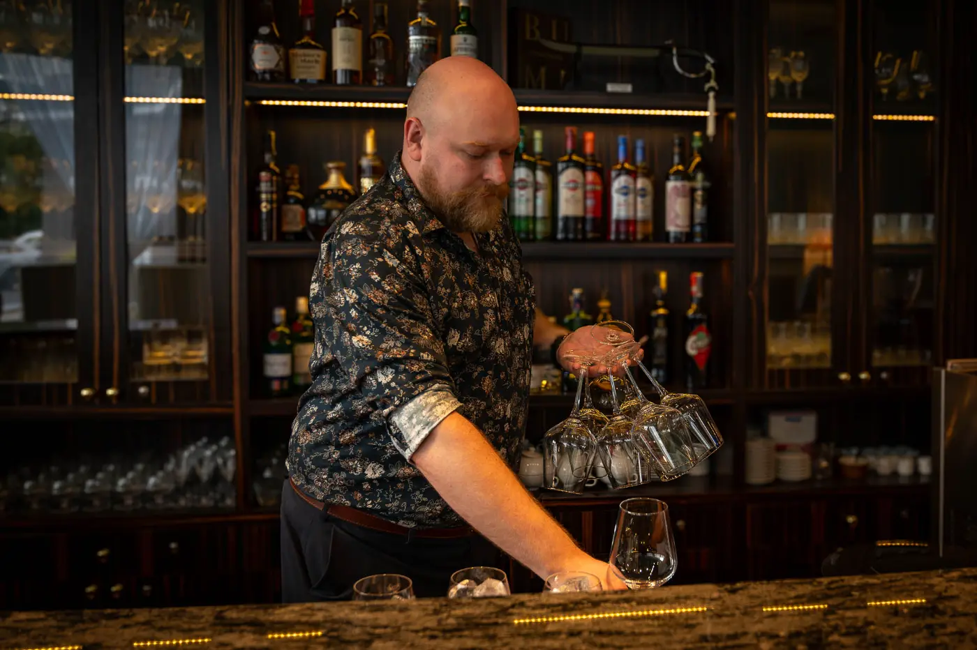 Barman se sklenkami